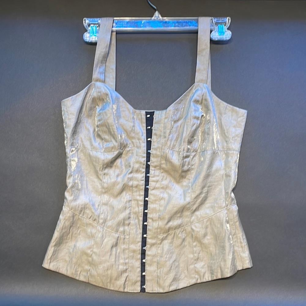 Bustier style top. No boning or padding or underwire.